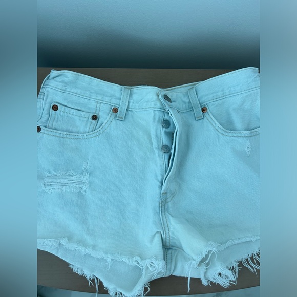 Levi’s 501 light wash cut-off denim shorts (29) - Picture 3 of 6